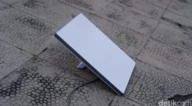 Antena Starlink dipasang di area terbuka untuk menerima sinyal internet satelit.