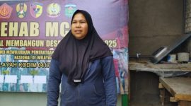 Anggota TNI Kodim 0417/Kerinci menyerahkan fasilitas MCK gratis kepada warga Desa Sungai Jernih dalam program TMMD ke-126.