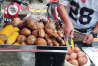 Contoh menu sarapan seimbang: ubi rebus, telur rebus, bayam kukus, dan pisang, kaya serat dan protein untuk energi hingga siang hari