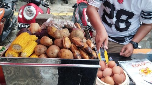 Contoh menu sarapan seimbang: ubi rebus, telur rebus, bayam kukus, dan pisang, kaya serat dan protein untuk energi hingga siang hari