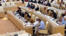 Wamendagri Bima Arya menyampaikan laporan penanganan 737 aduan masyarakat terkait kepala daerah dalam rapat kerja bersama Komisi II DPR di Senayan, Jakarta.