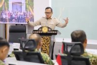 Wakil Menteri Dalam Negeri Bima Arya Sugiarto saat memberikan arahan kepada peserta Kursus Pemantapan Pimpinan Daerah (KPPD) 2025 di Lemhannas, Jakarta, Rabu (5/11/2025).