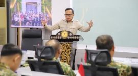 Wakil Menteri Dalam Negeri Bima Arya Sugiarto saat memberikan arahan kepada peserta Kursus Pemantapan Pimpinan Daerah (KPPD) 2025 di Lemhannas, Jakarta, Rabu (5/11/2025).