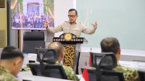 Wakil Menteri Dalam Negeri Bima Arya Sugiarto saat memberikan arahan kepada peserta Kursus Pemantapan Pimpinan Daerah (KPPD) 2025 di Lemhannas, Jakarta, Rabu (5/11/2025).