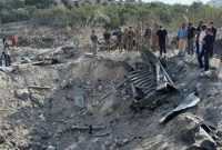 Asap terlihat di langit selatan Lebanon usai serangan udara Israel yang menewaskan tiga orang, Sabtu (8/11/2025).