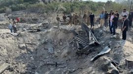 Asap terlihat di langit selatan Lebanon usai serangan udara Israel yang menewaskan tiga orang, Sabtu (8/11/2025).