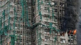 Kebakaran apartemen di kompleks Wong Fuk Court, Hong Kong. (AFP/PETER PARKS)


