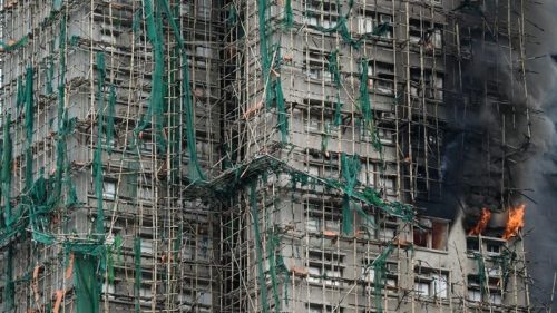 Kebakaran apartemen di kompleks Wong Fuk Court, Hong Kong. (AFP/PETER PARKS)  