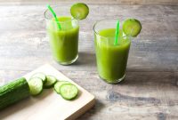 Segelas jus mentimun segar siap diminum untuk membantu menurunkan berat badan secara alami.