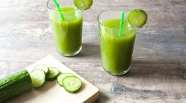 Segelas jus mentimun segar siap diminum untuk membantu menurunkan berat badan secara alami.