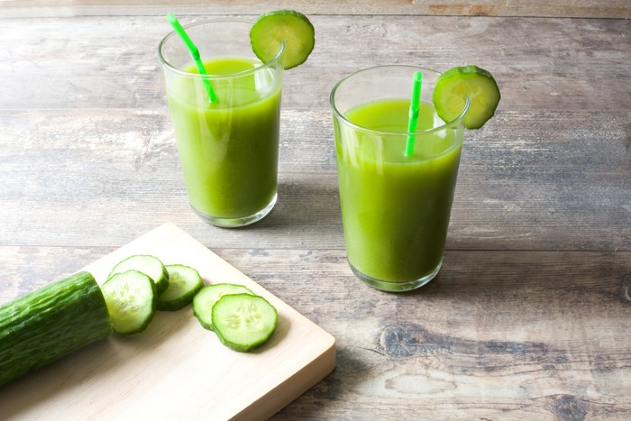 Segelas jus mentimun segar siap diminum untuk membantu menurunkan berat badan secara alami.
