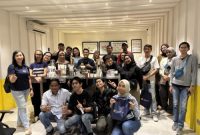 Peserta antusias mencoba teknik manual brew dengan berbagai alat seduh seperti V60, AeroPress, dan Hario Switch.