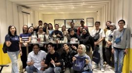 Peserta antusias mencoba teknik manual brew dengan berbagai alat seduh seperti V60, AeroPress, dan Hario Switch.