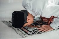 Seorang muslim menunaikan sholat tahajud pada sepertiga malam terakhir untuk mendekatkan diri kepada Allah SWT.