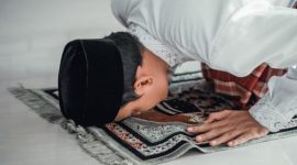 Seorang muslim menunaikan sholat tahajud pada sepertiga malam terakhir untuk mendekatkan diri kepada Allah SWT.
