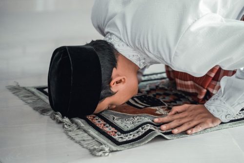 Seorang muslim menunaikan sholat tahajud pada sepertiga malam terakhir untuk mendekatkan diri kepada Allah SWT.