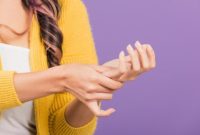 Ilustrasi nyeri sendi pada pergelangan tangan yang sering dialami penderita asam urat.