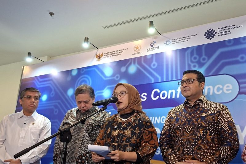 Menteri PAN-RB Rini Widyantini menjelaskan kebijakan pengaturan kerja fleksibel ASN periode 29–31 Desember 2025 di Jakarta.