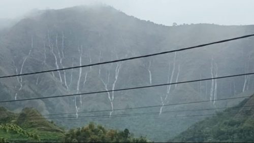 Fenomena air terjun dadakan dari perbukitan Sembalun, Lombok Timur, NTB, saat hujan deras, Senin (8/12/2025). Foto: Tangkapan layar video

