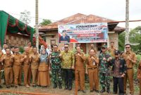 Wako Alfin, SH, bersama Wakil Walikota Azhar Hamzah meletakkan batu pertama pembangunan KDMP di Desa Aur Duri, Kecamatan Pondok Tinggi, Selasa (9/12).