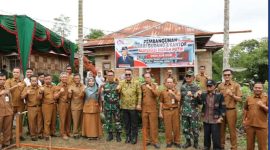 Wako Alfin, SH, bersama Wakil Walikota Azhar Hamzah meletakkan batu pertama pembangunan KDMP di Desa Aur Duri, Kecamatan Pondok Tinggi, Selasa (9/12).