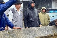Wakil Ketua Komisi VI DPR RI Andre Rosiade berdialog dengan warga korban banjir bandang (galodo) di Jorong Bancah, Nagari Maninjau, Kabupaten Agam, Minggu (14/12/2025), sekaligus menyerahkan bantuan sembako dan mendengar aspirasi warga terkait rencana relokasi.