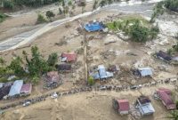 Permukiman di Sumatera terdampak banjir dan tanah longsor, banyak rumah rusak dan akses jalan terhalang lumpur.