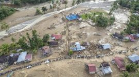 Permukiman di Sumatera terdampak banjir dan tanah longsor, banyak rumah rusak dan akses jalan terhalang lumpur.