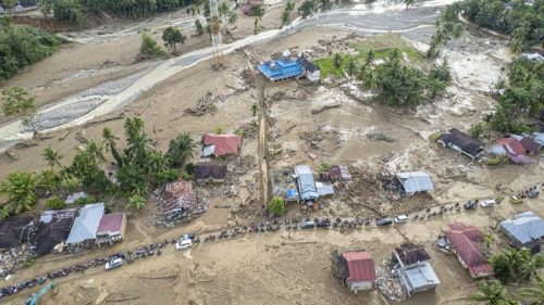 Permukiman di Sumatera terdampak banjir dan tanah longsor, banyak rumah rusak dan akses jalan terhalang lumpur.