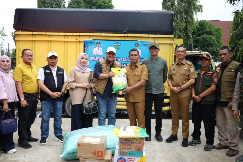Wali Kota Sungai Penuh Alfin menyerahkan bantuan kemanusiaan kepada Pemerintah Kota dan Kabupaten Solok. ( Foto Humas Pemkot)