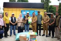Wali Kota Sungai Penuh Alfin menyerahkan bantuan kemanusiaan kepada Pemerintah Kota dan Kabupaten Solok. ( Foto Humas Pemkot)