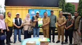 Wali Kota Sungai Penuh Alfin menyerahkan bantuan kemanusiaan kepada Pemerintah Kota dan Kabupaten Solok. ( Foto Humas Pemkot)