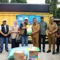 Wali Kota Sungai Penuh Alfin menyerahkan bantuan kemanusiaan kepada Pemerintah Kota dan Kabupaten Solok. ( Foto Humas Pemkot)