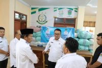 Walikota Sungai Penuh, Alfin, bersama Wakil Walikota Azhar Hamzah meninjau lokasi pengumpulan bantuan untuk korban bencana banjir dan longsor di Sumatera.