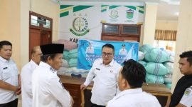 Walikota Sungai Penuh, Alfin, bersama Wakil Walikota Azhar Hamzah meninjau lokasi pengumpulan bantuan untuk korban bencana banjir dan longsor di Sumatera.