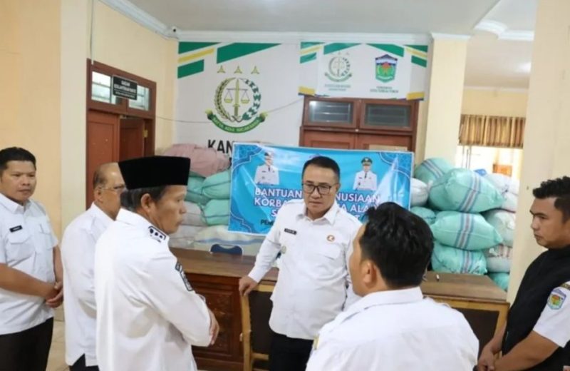Walikota Sungai Penuh, Alfin, bersama Wakil Walikota Azhar Hamzah meninjau lokasi pengumpulan bantuan untuk korban bencana banjir dan longsor di Sumatera.
