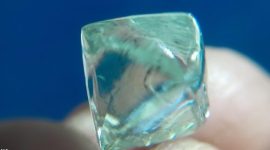 Potret berlian berkualitas permata seberat 15,34 karat yang ditemukan dua bersaudara di kota Panna, India. (via BBC)

