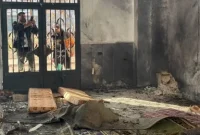 Warga menghadiri pemakaman korban serangan bom di Masjid Imam Ali bin Abi Talib, Homs, Suriah, Sabtu (27/12/2025).