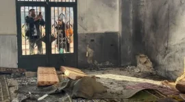 Warga menghadiri pemakaman korban serangan bom di Masjid Imam Ali bin Abi Talib, Homs, Suriah, Sabtu (27/12/2025).