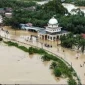 Foto udara pengendara melintasi jalan nasional Medan-Banda Aceh yang terendam banjir di Desa Peuribu, Arongan Lambalek, Aceh Barat, Aceh, Kamis (27/11/2025). (Sumber: Syifa Yulinnas/Antara)