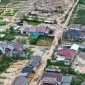 Foto udara menunjukkan permukiman warga dan lahan pertanian yang terdampak banjir bandang dan aliran lumpur akibat bencana hidrometeorologi di Sumatra, akhir November 2025.