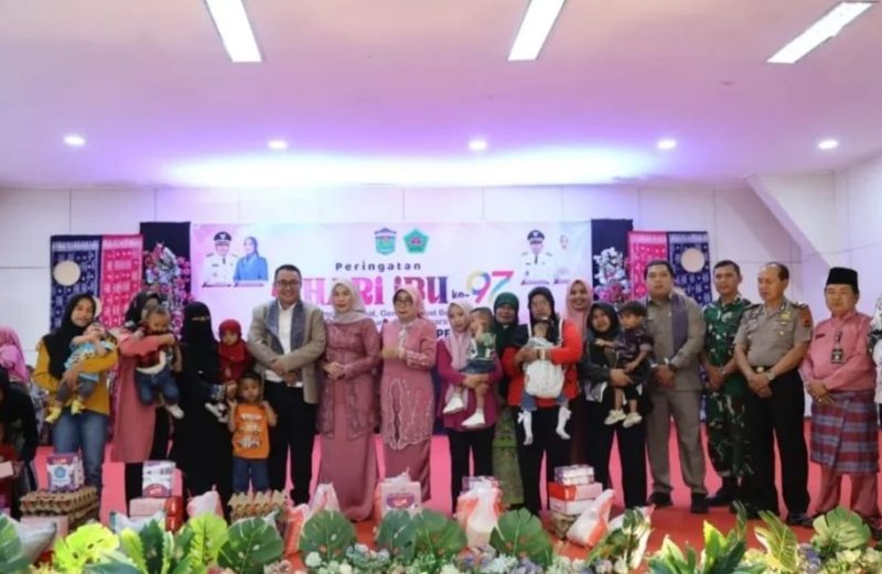 Wali Kota Sungai Penuh dan GOW salurkan bantuan Hari Ibu.