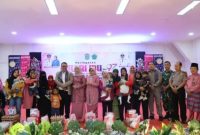 Wali Kota Sungai Penuh dan GOW salurkan bantuan Hari Ibu.