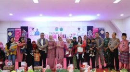 Wali Kota Sungai Penuh dan GOW salurkan bantuan Hari Ibu.