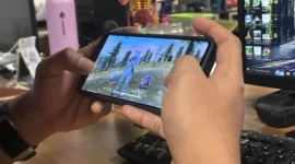 Ilustrasi game Free Fire yang menampilkan karakter dan item hadiah dari kode redeem FF terbaru.