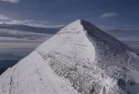 Puncak Gunung Taygetus di Yunani terlihat seperti piramida ketika tertutup salju, sebagaimana terekam melalui kamera drone.