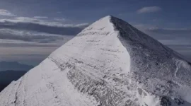 Puncak Gunung Taygetus di Yunani terlihat seperti piramida ketika tertutup salju, sebagaimana terekam melalui kamera drone.