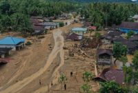 Petugas BNPB menelusuri area terdampak banjir untuk mencari korban yang masih hilang di Sumatera.
