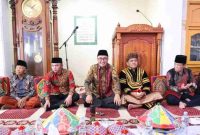 Wali Kota Sungai Penuh, Alfin, SH, hadir memberikan dukungan dalam prosesi penobatan Dpt. Devanan Munir.( Foto Humas)