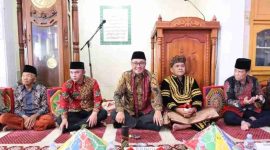 Wali Kota Sungai Penuh, Alfin, SH, hadir memberikan dukungan dalam prosesi penobatan Dpt. Devanan Munir.( Foto Humas)